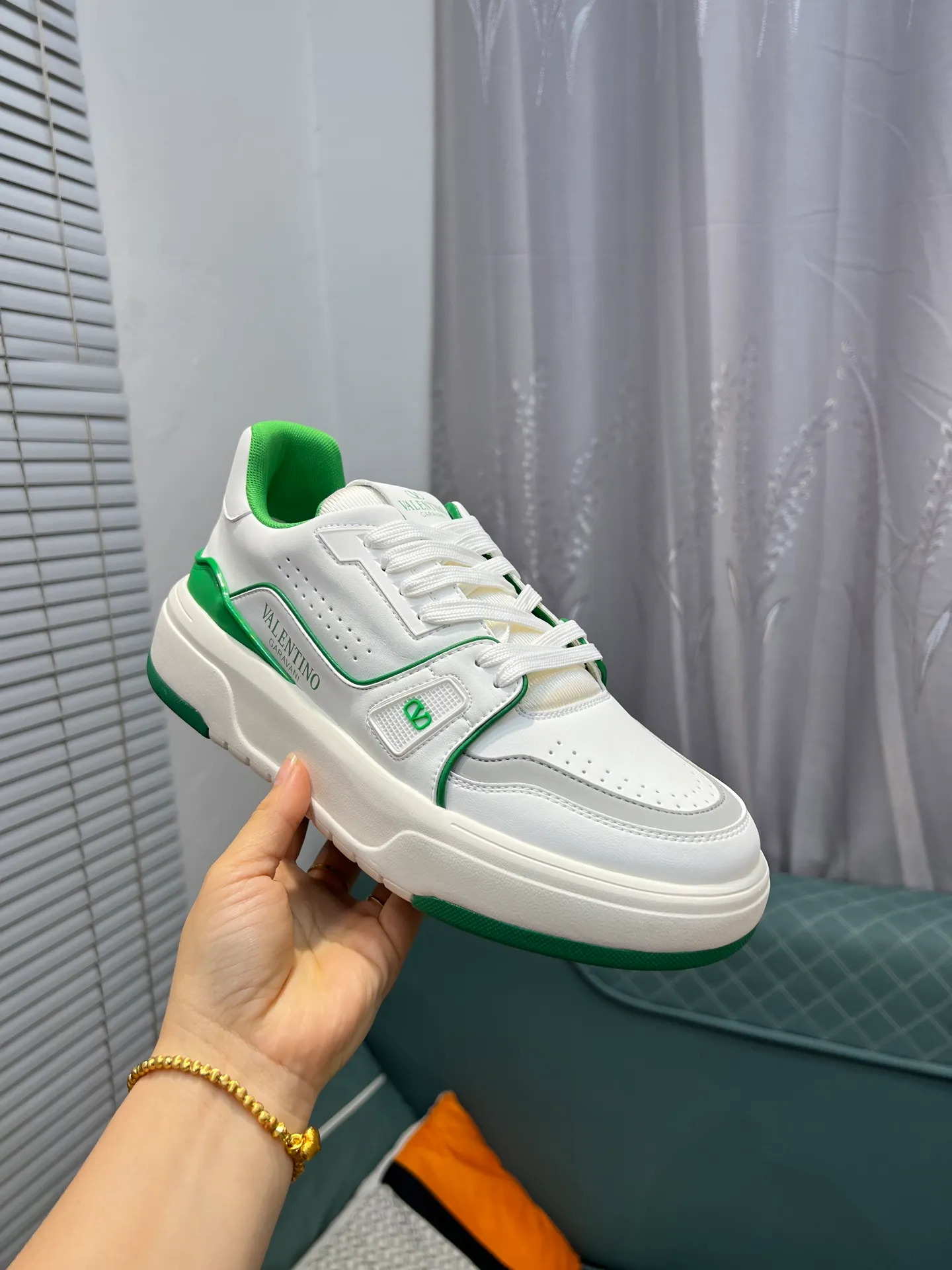 Men's men's shoes 💰660 𝑽𝒂𝒍𝒆𝒏𝒕𝒊𝒏𝒐 Valentino 𝑶𝒏𝒆𝑺𝒕𝒖𝒅 Couple's sneaker series Valentino 2025 latest couple's sneakers, celebrity style, hot sale. The original ZP was purchased and dismantled. Repeated pattern making and modification. I strive to restore the original version 1:1! Top luxury masterpiece, soft and comfortable, combining fashion and leisure, bringing excellent elegant texture and excellent on-foot comfort. Top purchase version upper: imported calfskin surface/original oil edge craftsmanship. Inner: water-dyed cowhide lining. Outsole: original development 𝐓𝐏𝐔 two-color combination outsole. Packaging: original configuration complete package. Code number: 35-44 yards. 34.45 can be customized. Can be customized (self-labeled-no label) order.